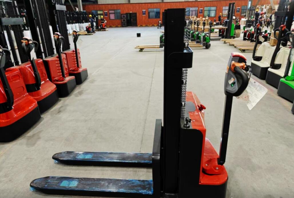 Poland – 11 Units HELI CDD15J Electric Pallet Stackers