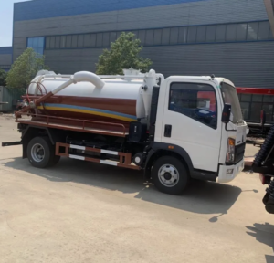 HOWO 4X2 Small 4000L Customized High Power Vacuum Sewage Suction Septic Truck