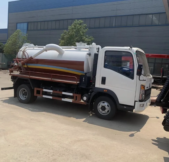 HOWO 4X2 Small 4000L Customized High Power Vacuum Sewage Suction Septic Truck