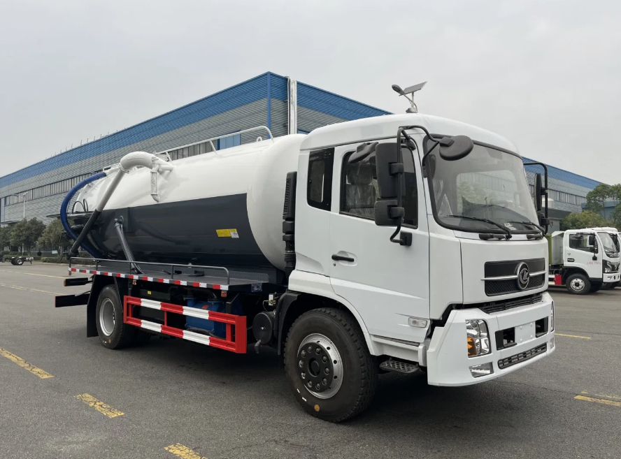 Dongfeng 4X2 Vacuum Sewage Suction Truck, Customizable with Vacuum Tank