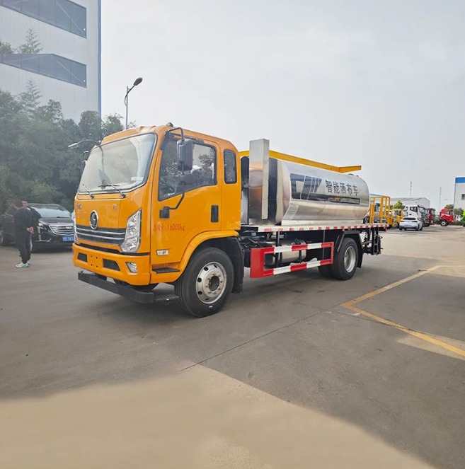 HOWO 8T High-Performance Asphalt Distributor Truck for Efficient Paving Solutions