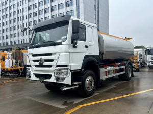HOWO 12000L Asphalt Spreader Truck 4X2 Asphalt Distributor Truck