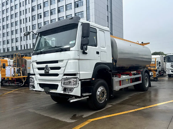 HOWO 12000L Asphalt Spreader Truck 4X2 Asphalt Distributor Truck