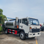 HOWO Chip Sealer Bitumen Asphalt Sprayer Distributor Distribution Tanker Spraying Truck