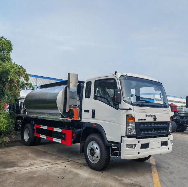 HOWO Chip Sealer Bitumen Asphalt Sprayer Distributor Distribution Tanker Spraying Truck
