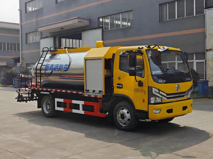 China Factory 4X2 LHD Rhd 5ton Asphalt Distributor Bitumen Spraying Truck