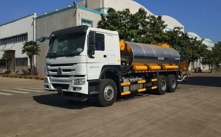 12CBM Trailer Asphalt Distributor Truck Xls1203 Bitumen Sprayer Truck for Road Construction